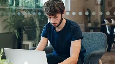 汤姆在Shape工作室的笔记本上