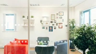 好的氛围3d打印机字母坐在会议室的地板上