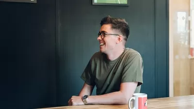 在健身工作室的一次会议上，迈克笑了