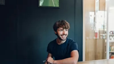 汤姆在会议室里独自笑着