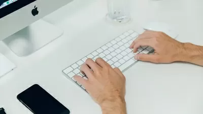 杰森打字的特写镜头