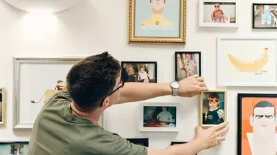 在madebshape的特色墙上，迈克正整理着一张照片