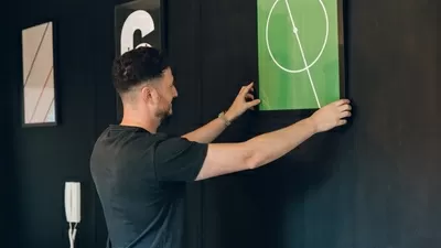 在madebshape，安迪正整理墙上的足球图案